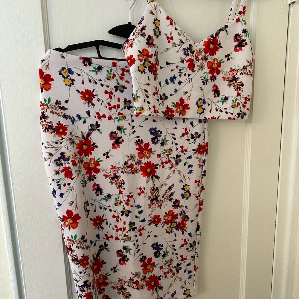 Crop top pencil skirt 2 piece set floral design with cut out in the back